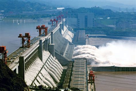 De Drie Gorges Dam: Een Meesterwerk van Ingenieurskunst en een Oogverblindende Spiegel van de Toekomst!