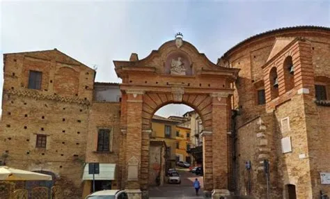  De Porta di San Francesco: Een Mysterieuze Ingang naar het Verleden van Zamora!