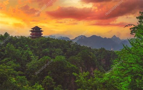 De Tianzi Pagoda: Een Mysterieus Monument Met Prachtige Architectuur!