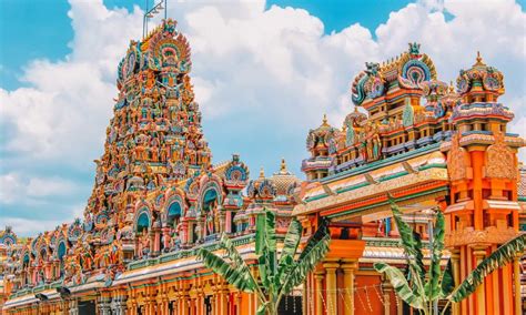 Sri Mahamariamman Tempel: Een kleurrijke en spirituele oase in het hart van Kuala Lumpur!