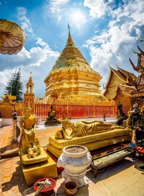  Wat Phra That Doi Suthep: Een Gouden Tempel met Panoramische Uitzichten!